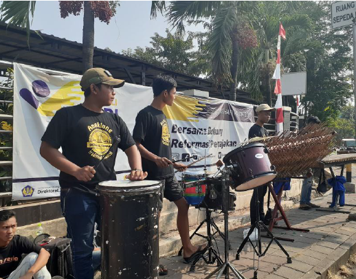 Perang Senja, Si Penghibur Jalanan