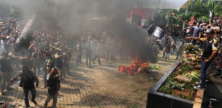 Waduh, Demo Ormas GMBI di Gedung KPK Ricuh