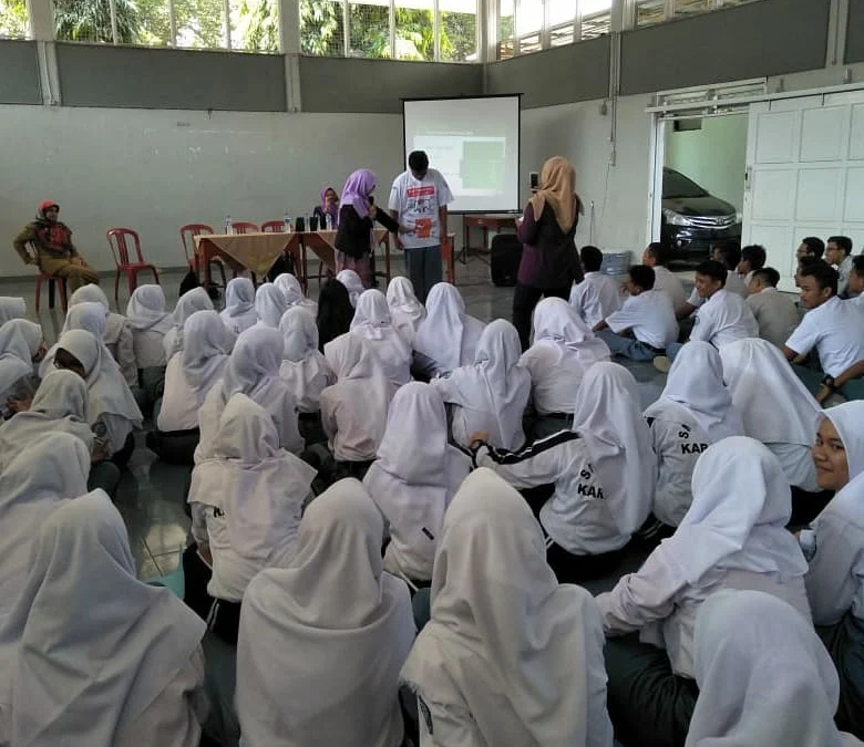 Datangi SMAN 3, Dosen STIKes Kharisma Bicara Pentingnya Kesehatan Reproduksi