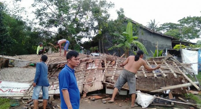 Iyom Asyik Memasak, Brak!!! Rumahnya Roboh...