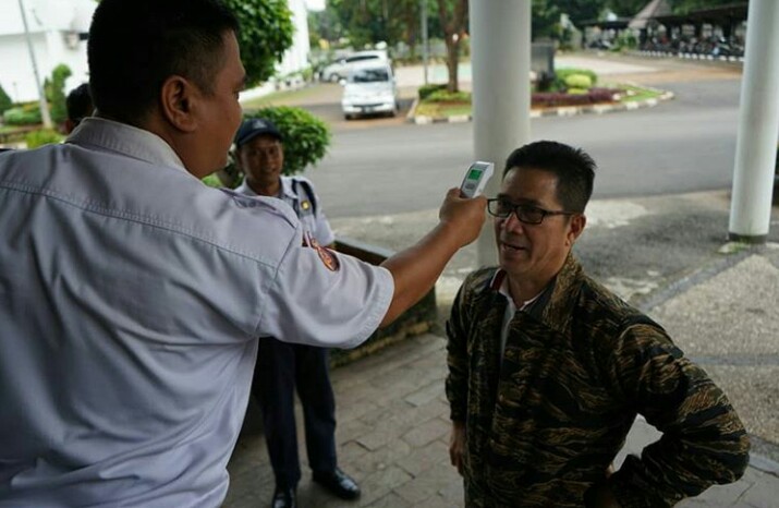 Masuk Gedung DPRD Karawang Wajib Cek Suhu Tubuh