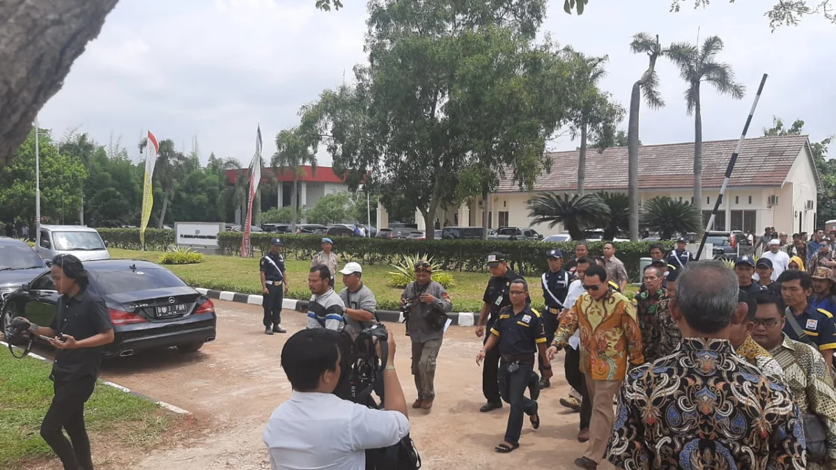 BKPSDM Serahkan THT untuk PNS Pensiun BKPSDM Serahkan THT untuk PNS Pensiun