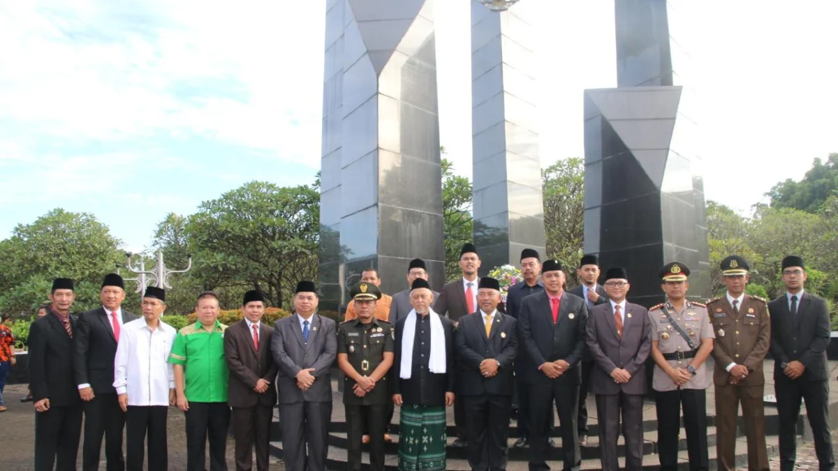 Rombongan Pejabat Nyekar ke Makam Bulak Kapal Rombongan Pejabat Nyekar ke Makam Bulak Kapal