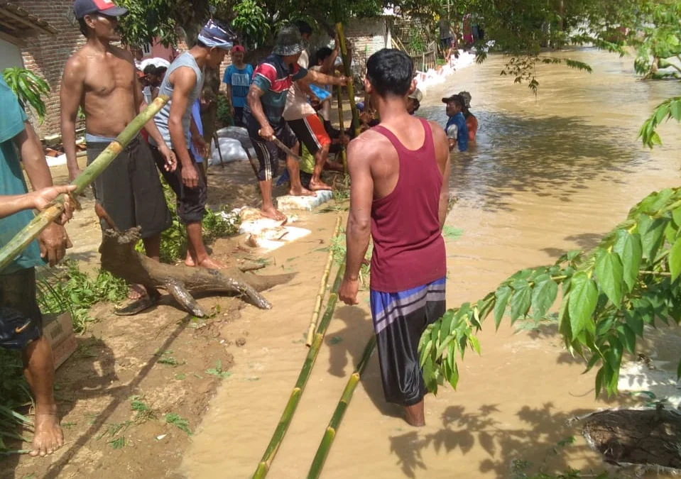 Tanggul Jebol, Warga Desa Muara Menunggu Bantuan