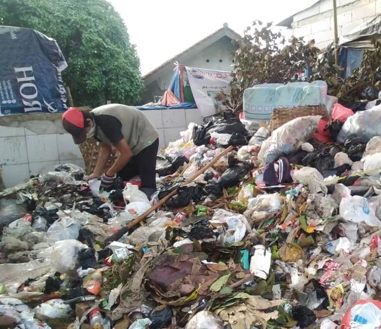 Teror Sampah Karawang Barat