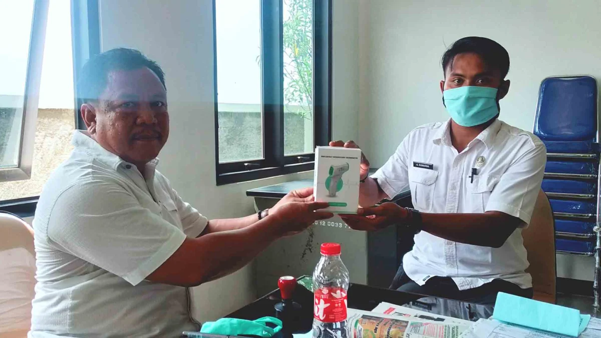 Desa Sukasari Bagikan Masker Gratis