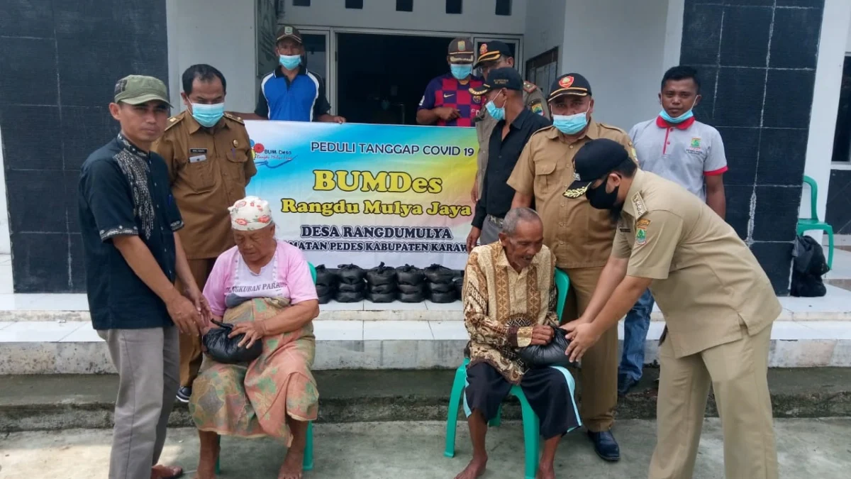 Desa Rangdumulya Bagi-bagi Sembako