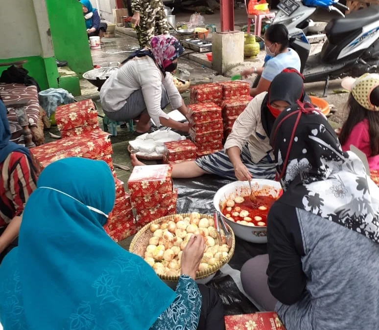 Dapur Umum Desa Gintungkerta Sediakan 500 Bungkus