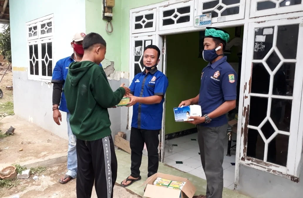 Karang Taruna Batujaya Bagi-bagi Takjil dan Masker