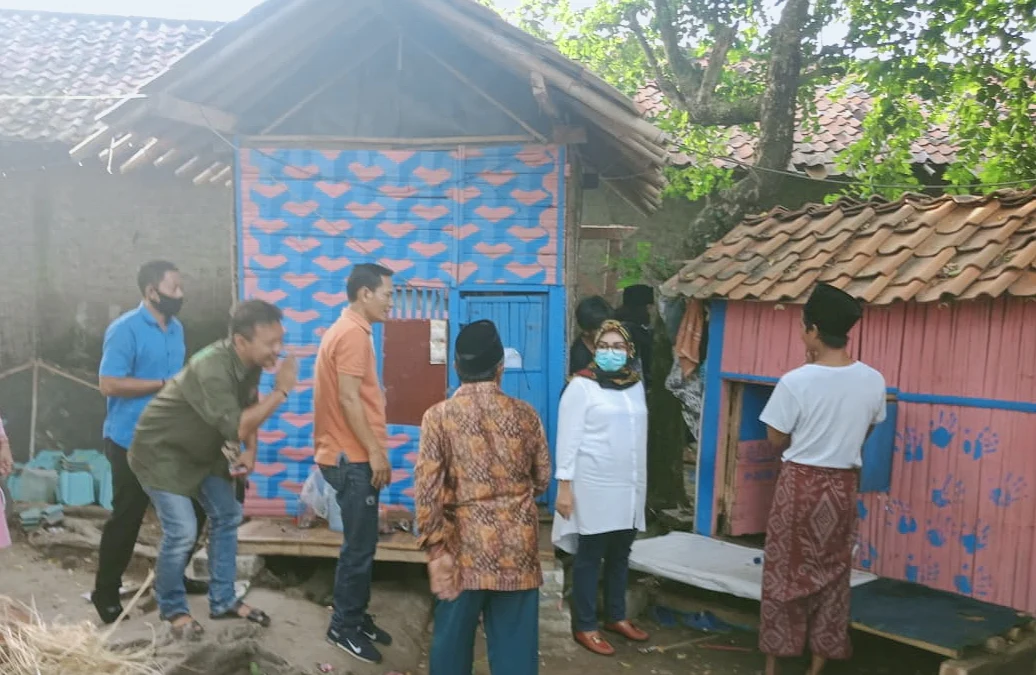 Memang Berdiri di Atas Bantaran Sungai yang Kotor