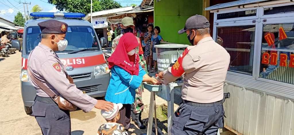 Polisi Sosialisasikan New Normal di Desa Pantai Mekar