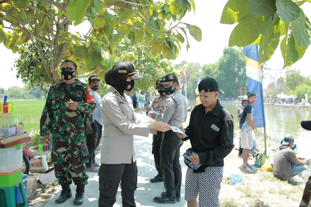 Polres Karawang Bagikan Masker Kepada Komunitas Mancing