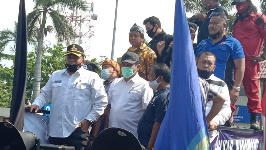 Datang ke Tengah Massa, DPRD Karawang Terima Aspirasi Buruh