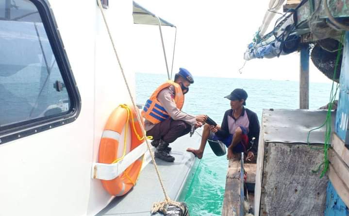 Setiap Hari Bagikan Masker di Tengah Laut