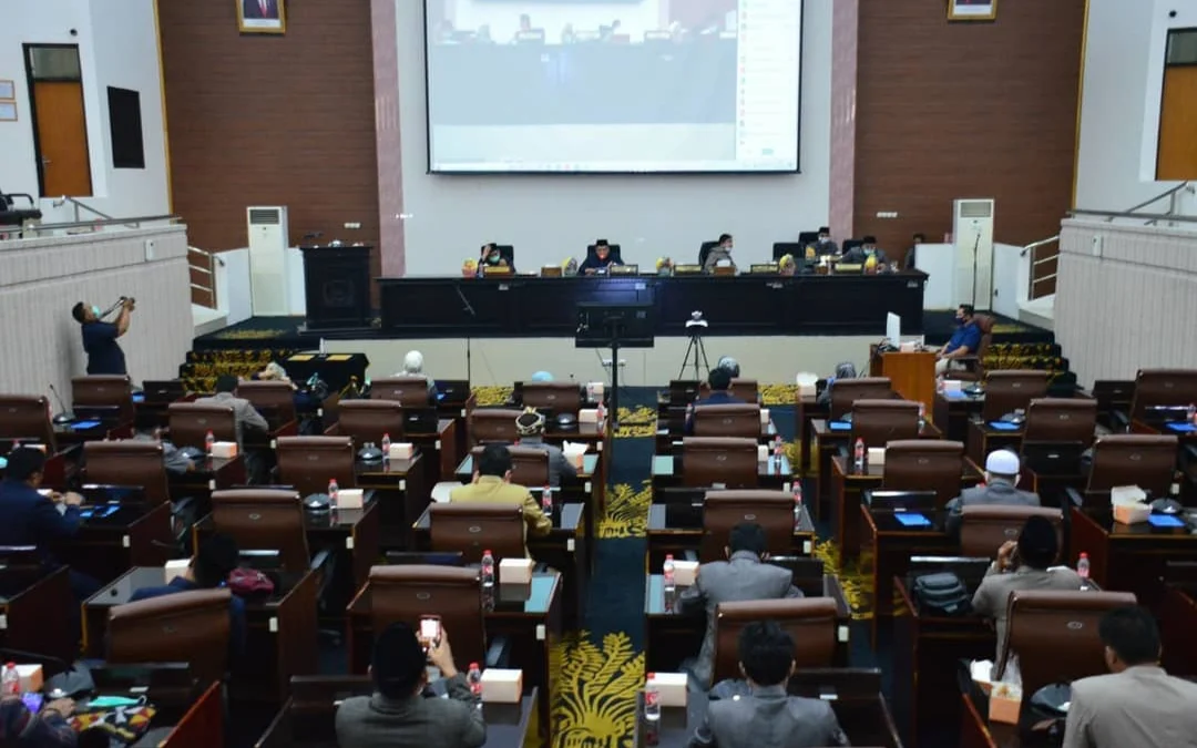 RAPAT PARIPURNA DPRD DAN PJS BUPATI KARAWANG