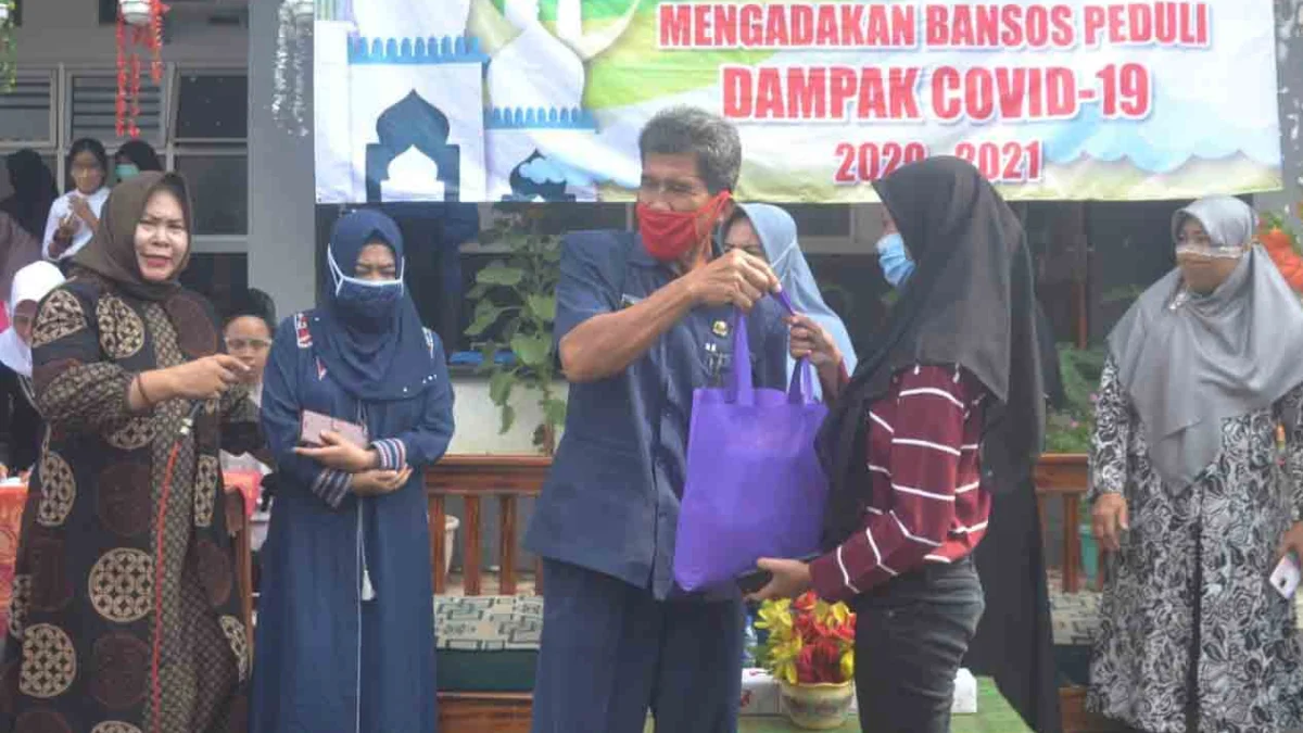 SMPN 5 Karawang Barat Salurkan Bansos