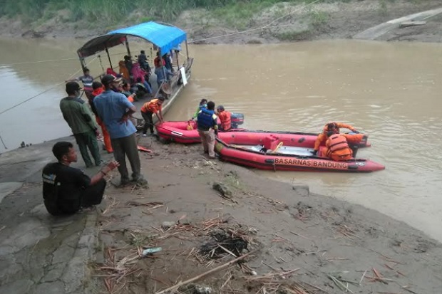 Dikepung Massa, Maling Motor Terjun Ke Sungai Citarum