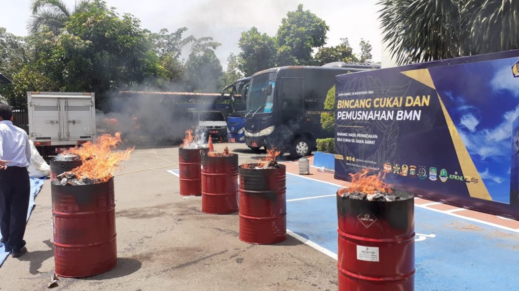 Bea Cukai Bakar Ratusan Ribu Rokok Ilegal