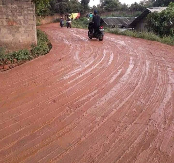 Jalan Penuh Tanah Merah Viral di Medsos