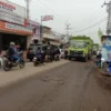 Jalan Cikarang-Cibarusah Rusak Parah  