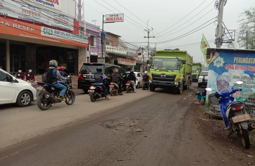 Jalan Cikarang-Cibarusah Rusak Parah  