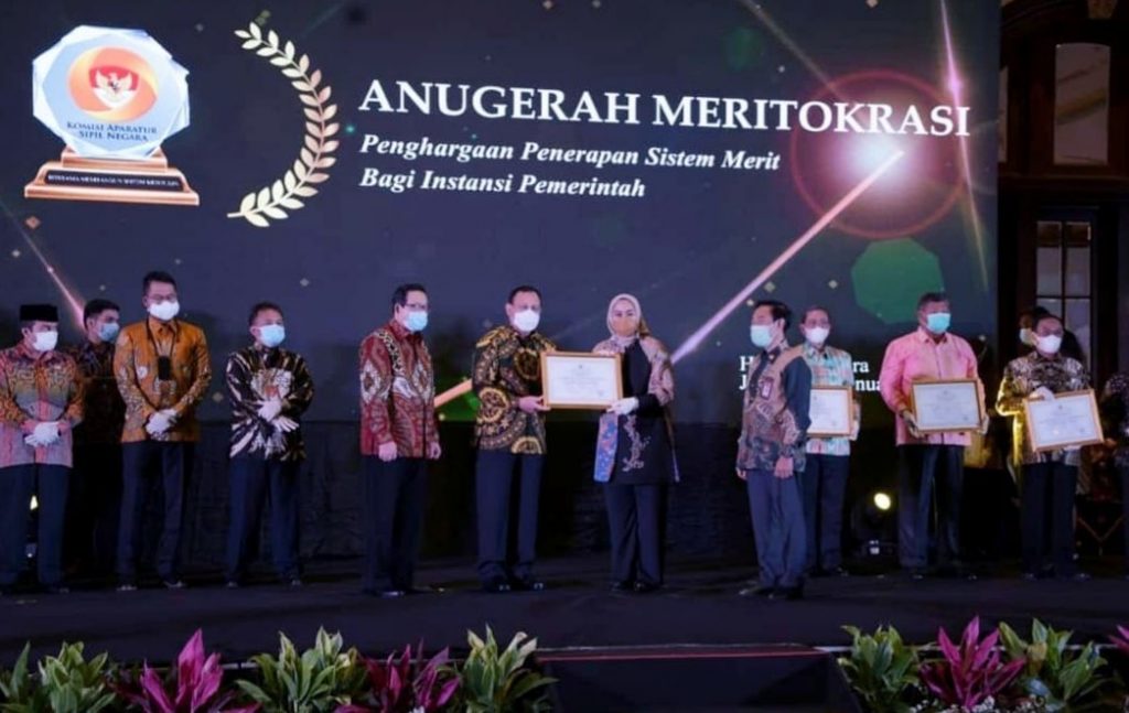 Politik Uang Senjata Petahana