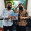 Ketika Ketua Koperasi SMR Joi Kahar Borong Buku Dr Aqua Dwipayana