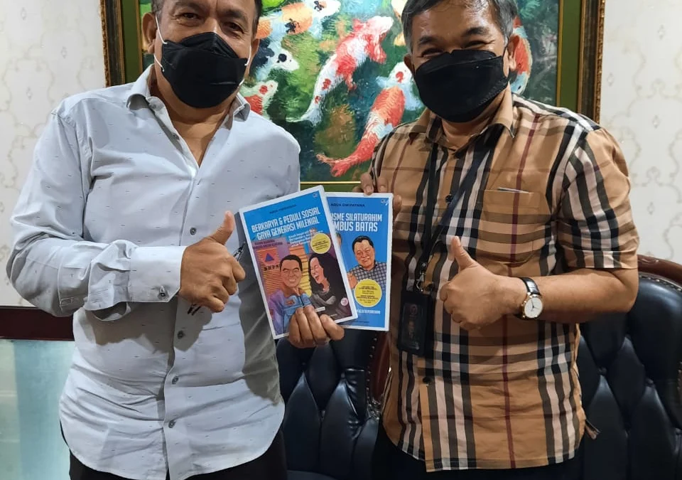 Ketika Ketua Koperasi SMR Joi Kahar Borong Buku Dr Aqua Dwipayana