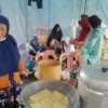 Pengungsi Swadaya Dirikan Dapur Umum