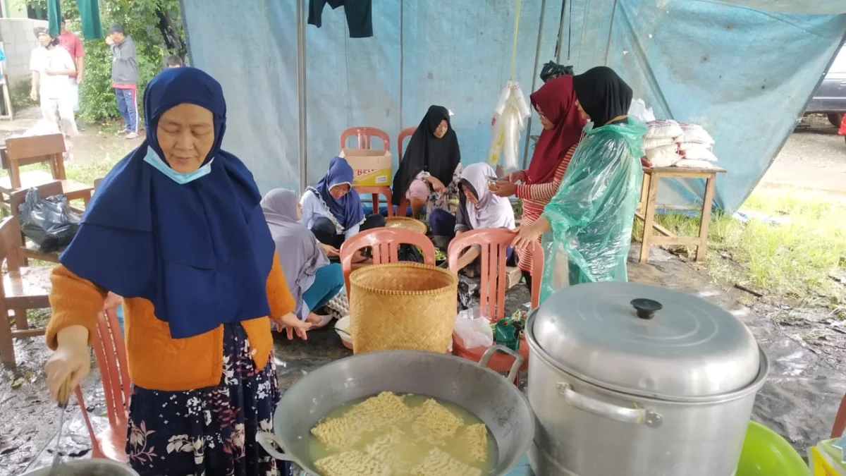 Pengungsi Swadaya Dirikan Dapur Umum