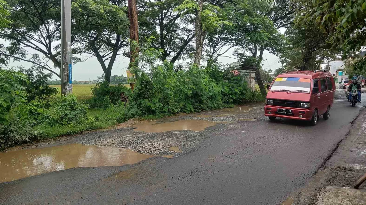 JALAN RUSAK TEMBUS 125 KM