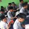 Baca Buku dan Al-Quran jadi Rutinitas