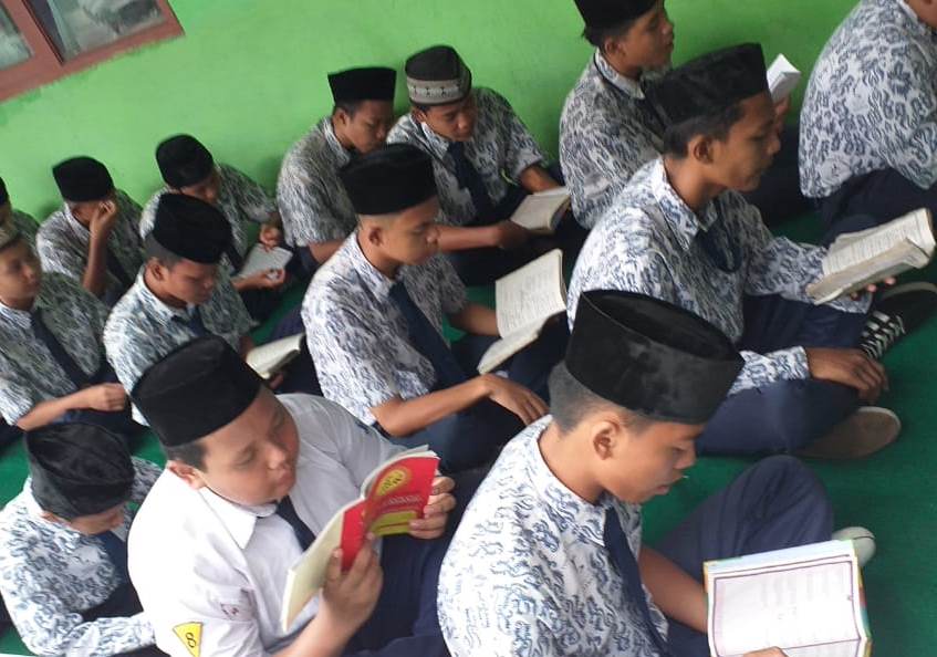 Baca Buku dan Al-Quran jadi Rutinitas