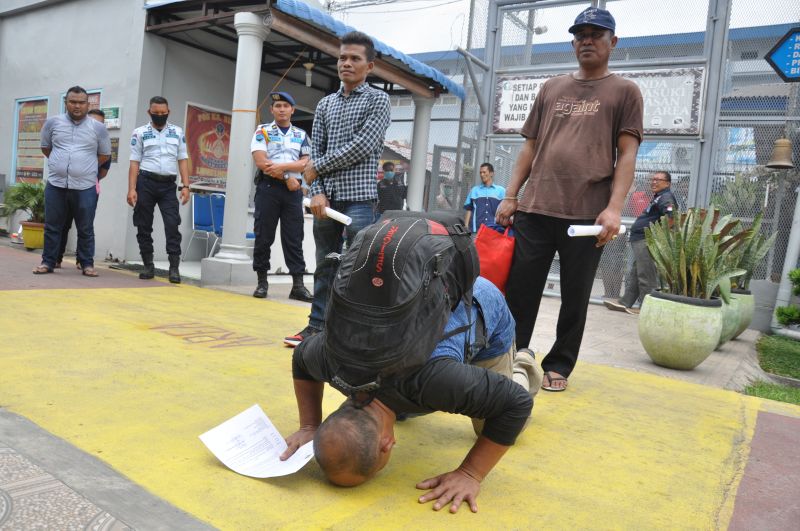 Haru Ibu Jemput sang Anak Tinggalkan Sel Tahanan