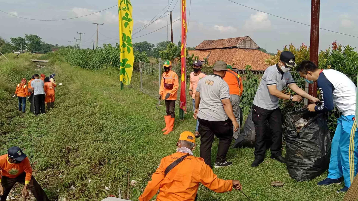 Cibarusah Laksanakan #WorldCleanupDay: Camat Pimpin Bersih-Bersih TPS Ilegal