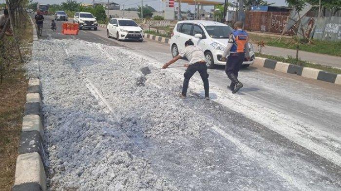 Limbah Lumpur Kertas Berserakan di Tengah Jalan