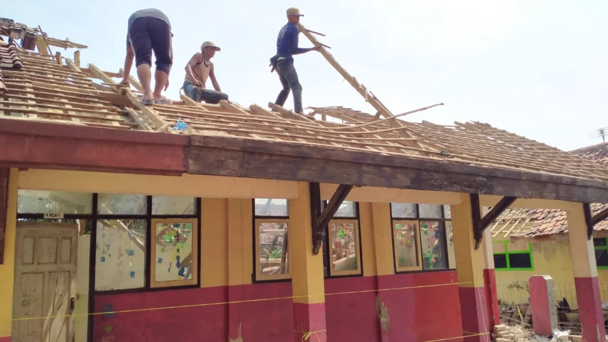 Atap Gedung SDN Bayur Kidul 1 Ambruk, DPRD: Bikin Malu Saja!