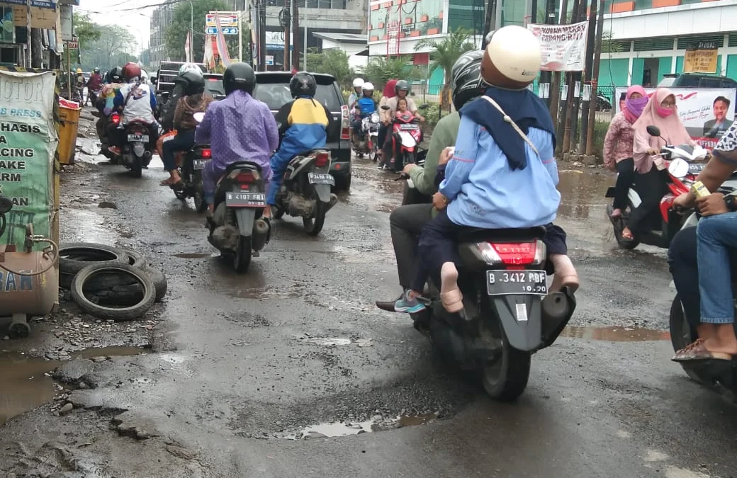 Rawan Kecelakaan, Jalan Kaliabang Dibiarkan Rusak