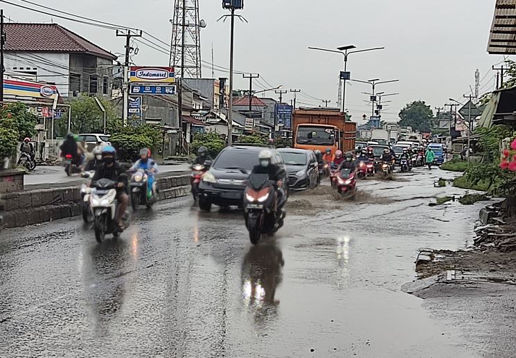 Diguyur Hujan, Jalan Pekotaan Jadi “Kolam”