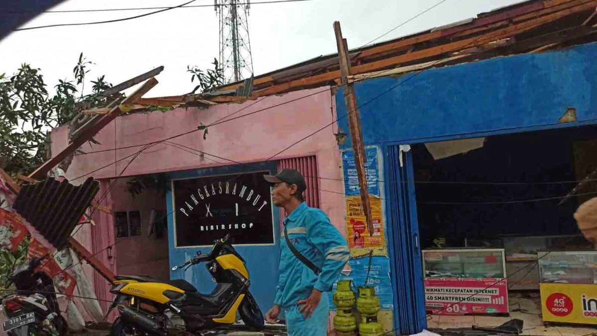 Puluhan Rumah Diterjang Angin Puting Beliung