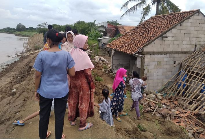 Perbaikan Lambat, Tanggul Citarum Jebol, 3 Rumah Rusak