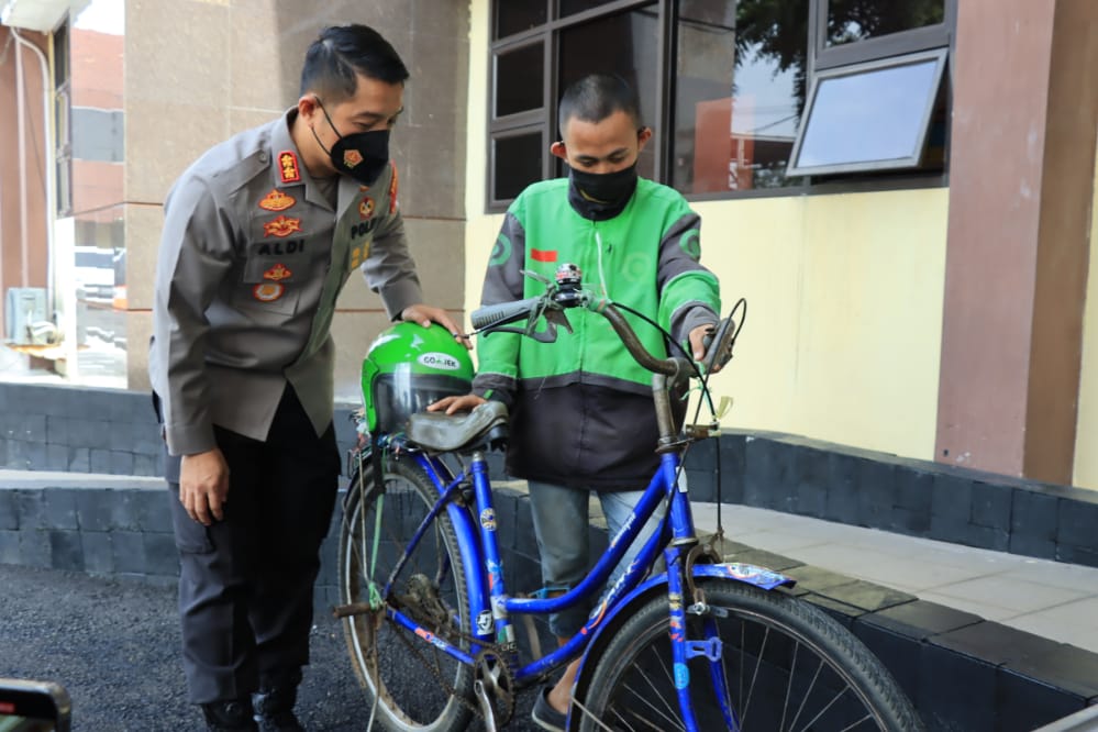 Seharian, Kapolres Cari Keberadaan si Pesepeda Berhelm, Ketemu, Dihadiahi Sepeda Baru