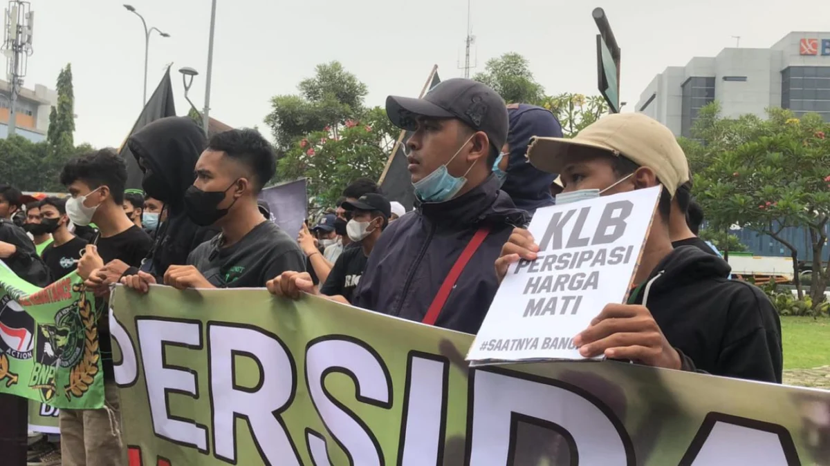 Suporter Persipasi Geruduk Kantor Askot Suporter Persipasi Geruduk Kantor Askot