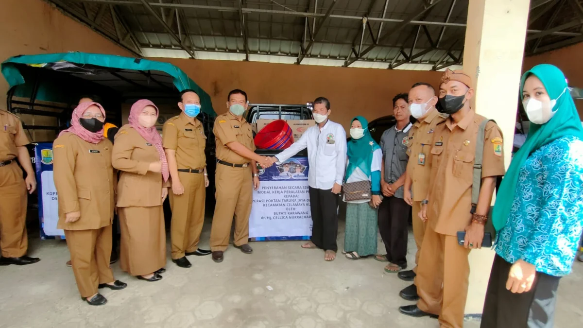 Dinkop UKM Karawang Bagikan Bantuan Alat Produksi 