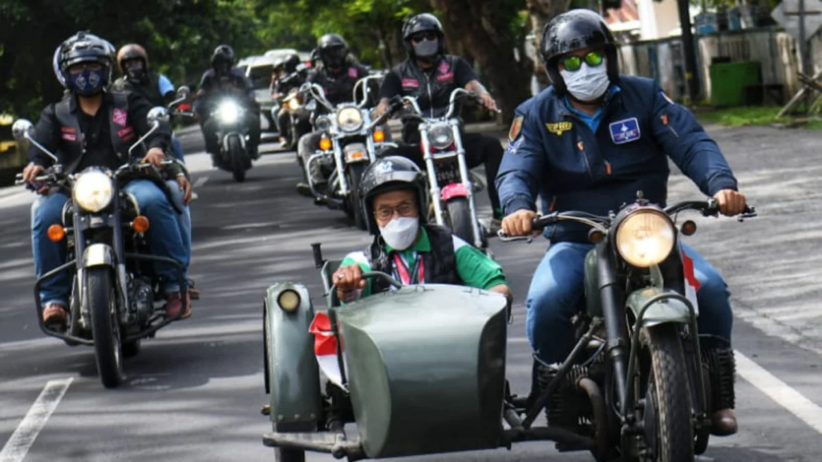 Ketika Ridwan Kamil Boncengan Motor dengan Tjetjep Heryana, Keliling Kota Mataram