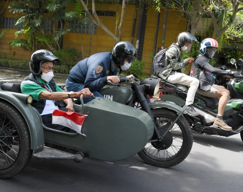 Kereen Nich… Ridwan Kamil Bonceng Tjetjep Heryana, Legenda Hidup Pembalap Indonesia Keliling Kota Mataram