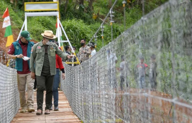 Ridwan Kamil Resmikan Jembatan Cinta di Desa Nanggerang