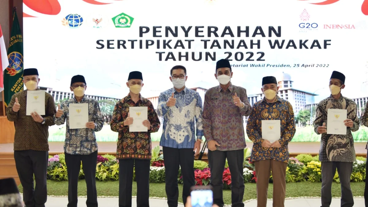 Serahkan 502 Sertifikat Tanah Wakaf, Ridwan Kamil Apresiasi Kementrian Agraria