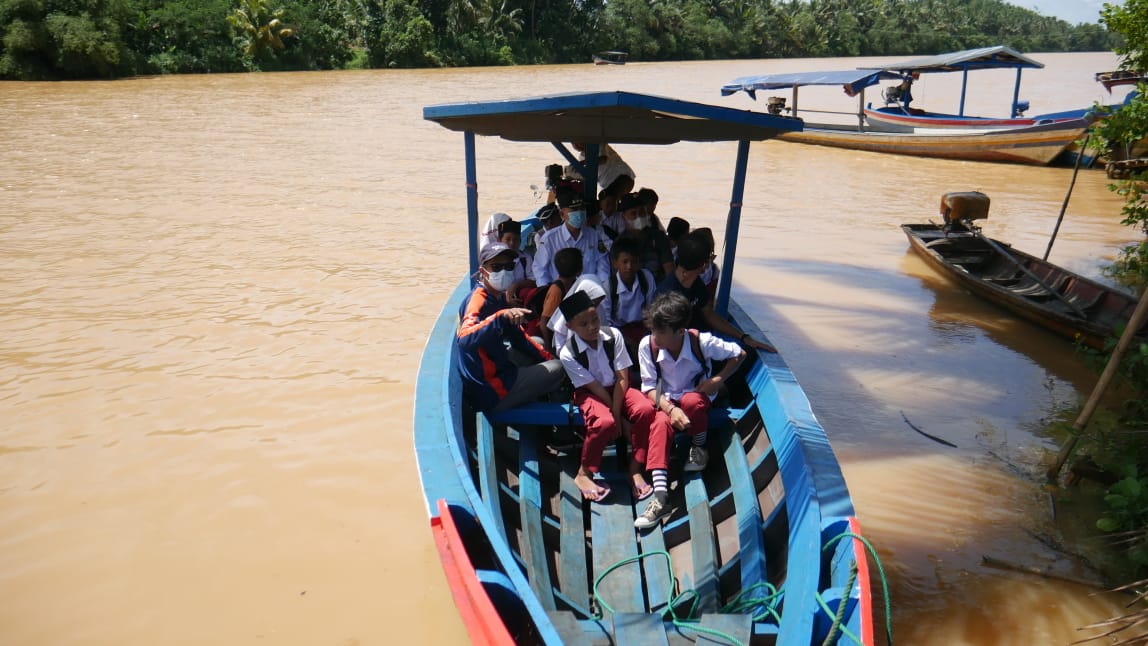 Ridwan Kamil Berikan Perahu untuk Antar Siswa Seberangi Sungai Berhabitat Buaya