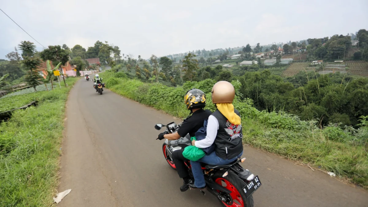 Ngabuburit, Atalia Ridwan Kamil Bagi Sembako dan Bantu Anak Yatim